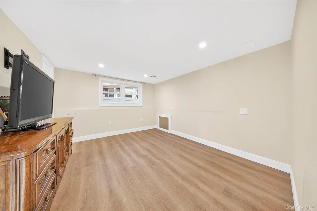 Photo of 38 S Oaks Boulevard