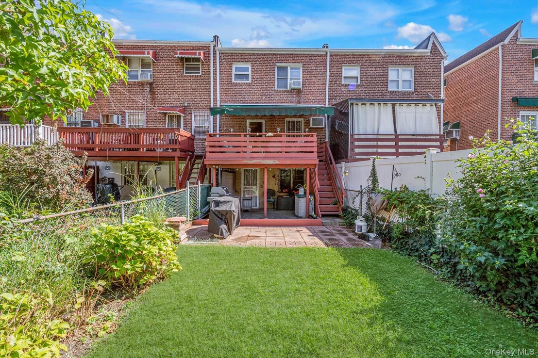 Photo of 2433 Young Avenue
