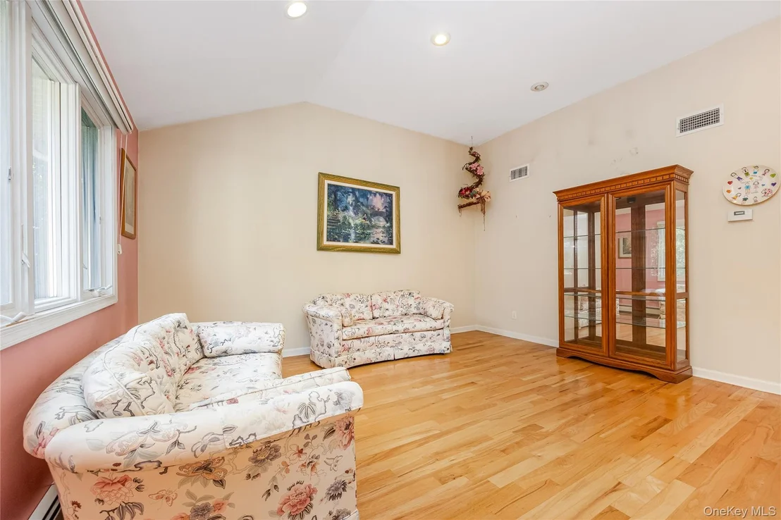 Photo of 1340 Spur Drive S