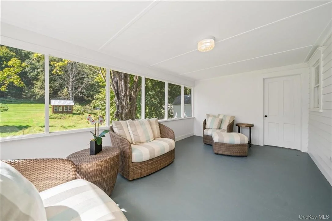 Photo of 2585 River Road