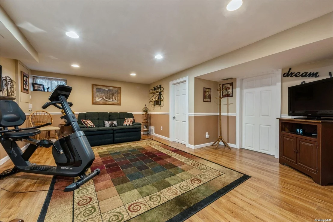 Photo of 9 W Roydon Drive