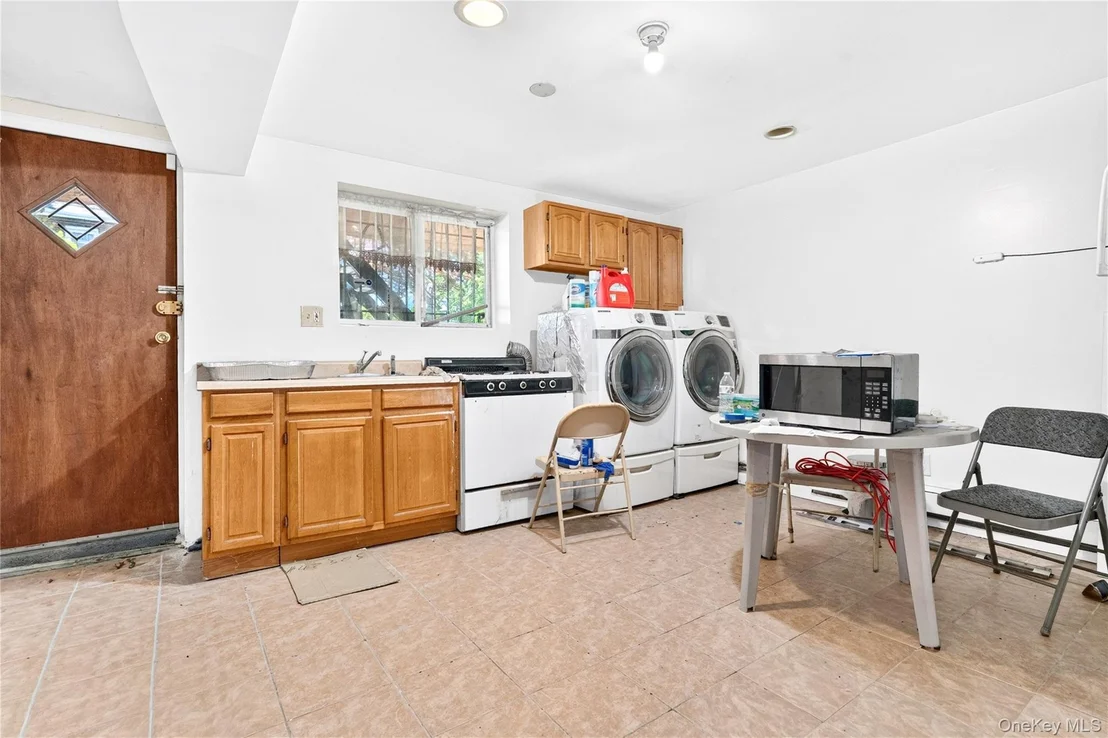 Photo of 3885 Paulding Avenue