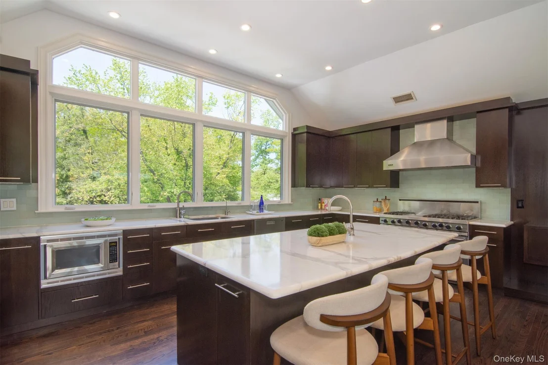 Photo of 8 Shoreview Circle