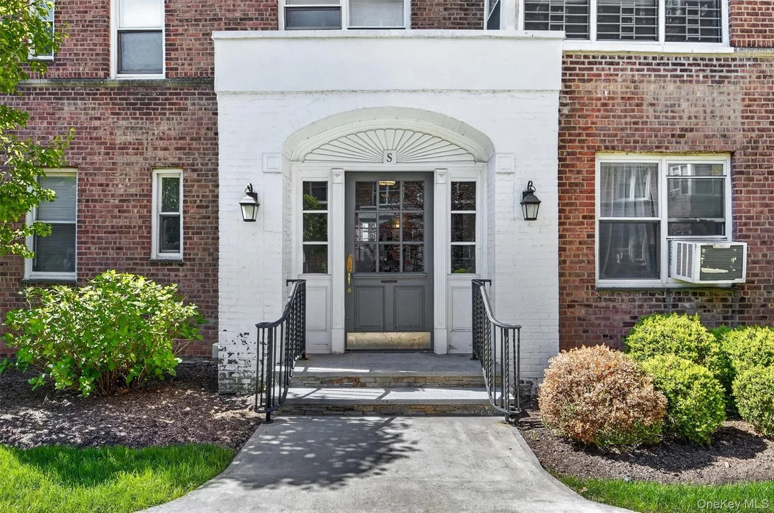 Photo of Unit 6A at 1 Bronxville Road