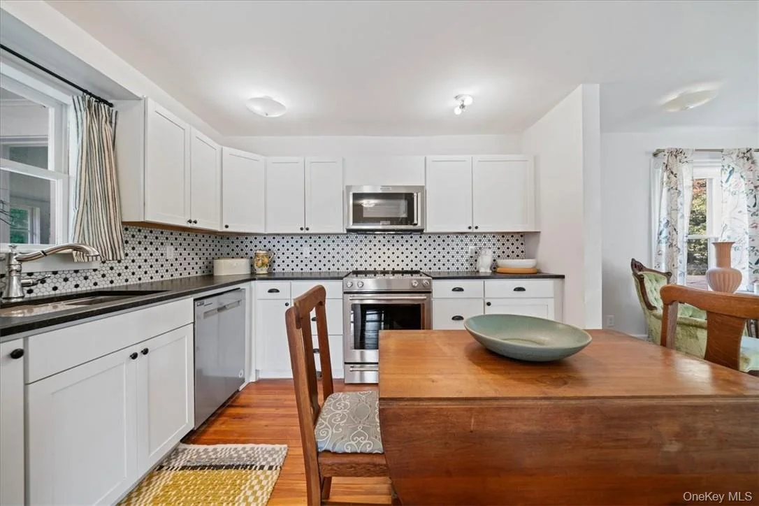 Photo of 2585 River Road