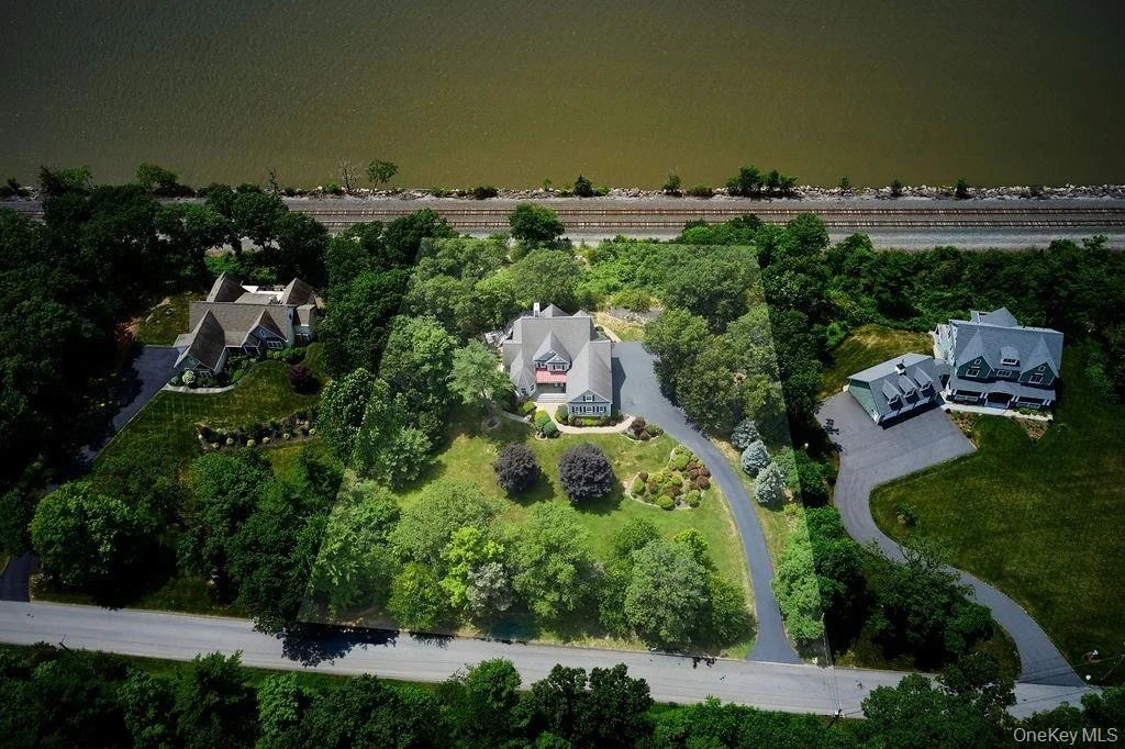 Photo of 90 River Road