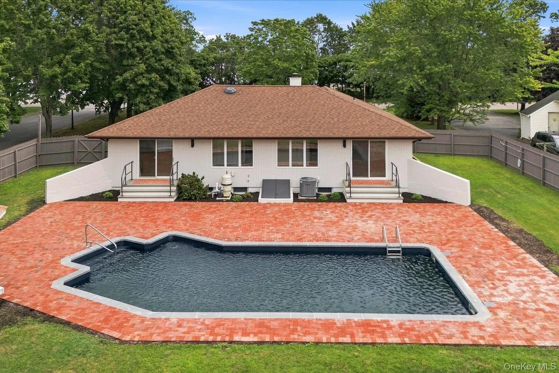 Photo of 177 Herricks Lane