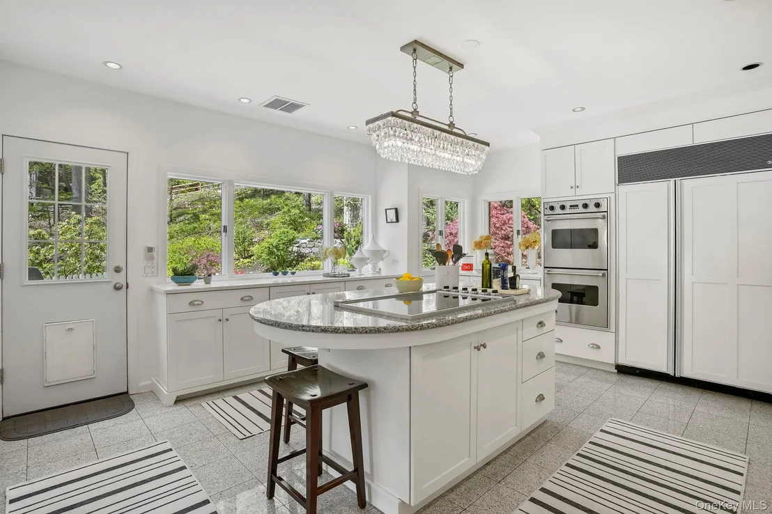 Photo of 1085 Barrett Circle W