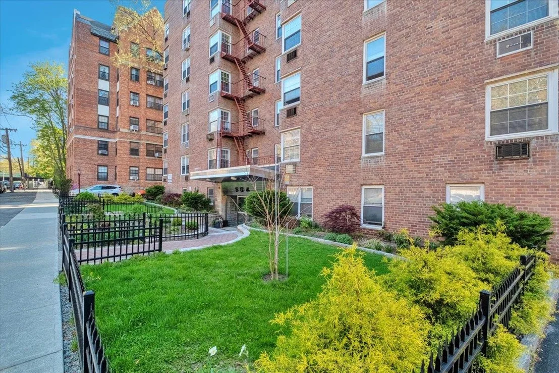Photo of Unit 1A at 804 Bronx River Road