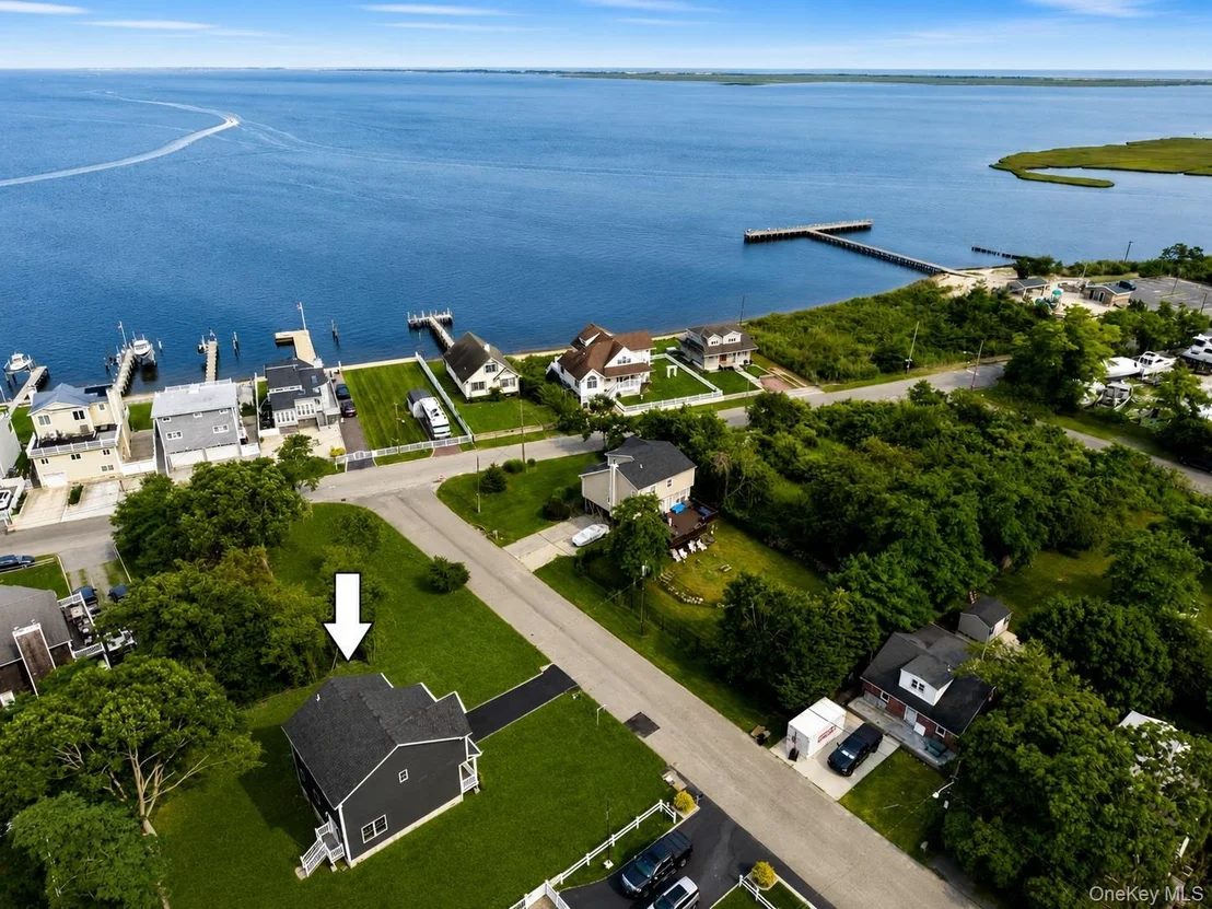 Photo of 7 Edgewater Drive