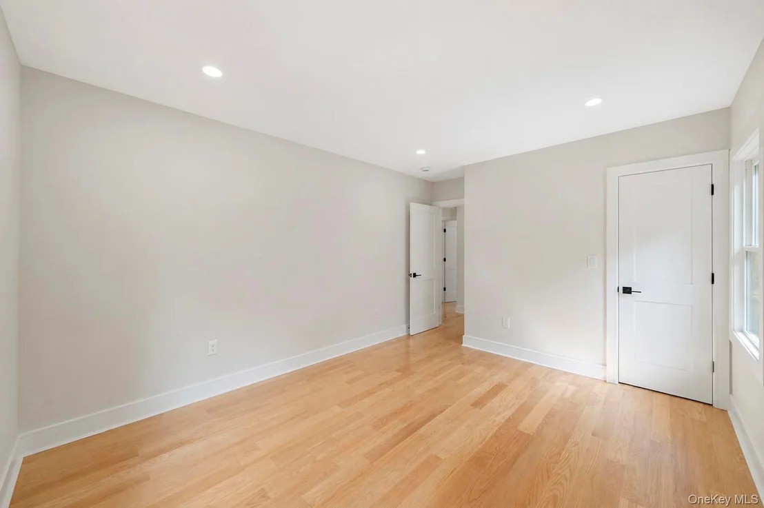 Photo of 949 Midway