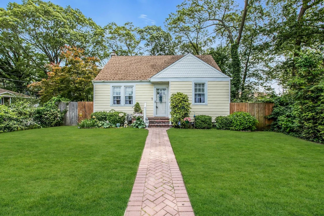 Photo of 15 Robbins Avenue