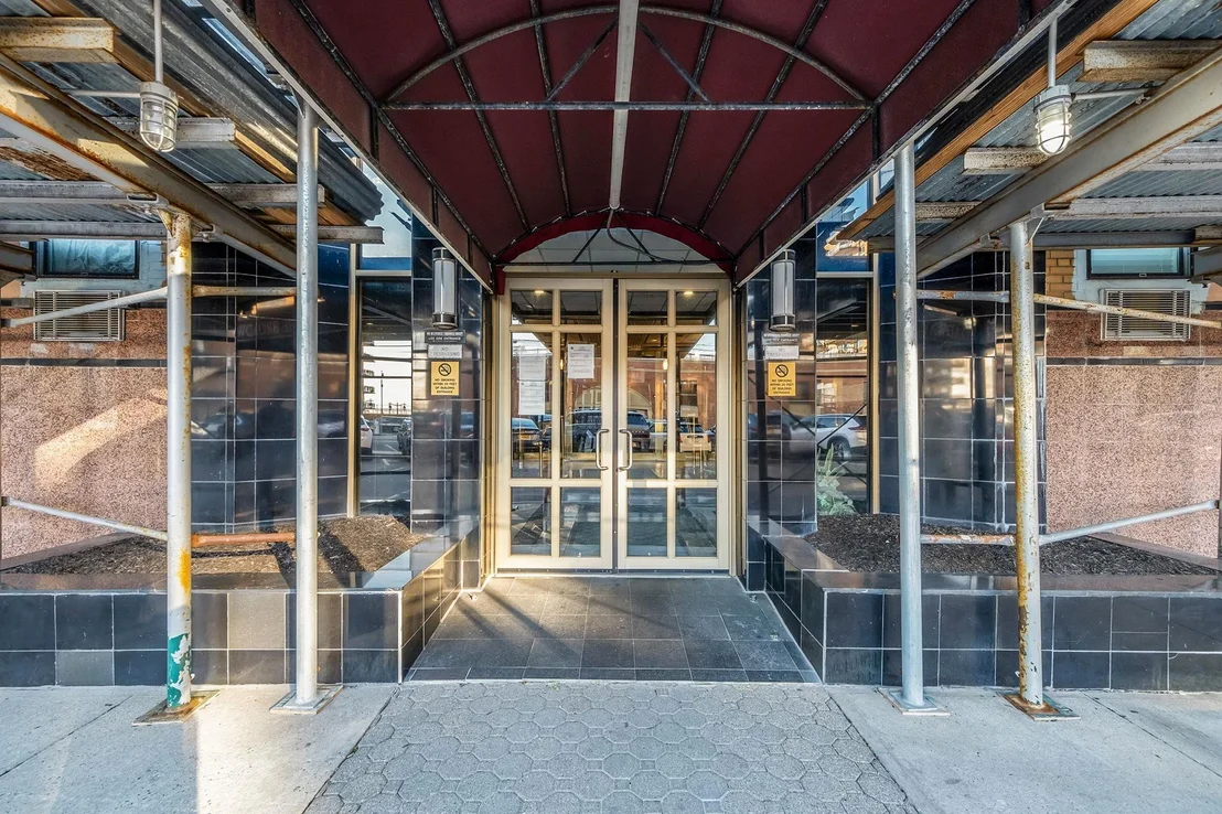 Photo of Unit 402 at 25 W Broadway