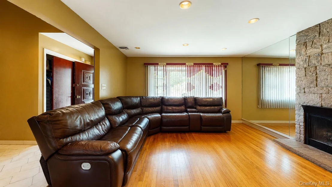 Photo of 336 W Valley Stream Boulevard