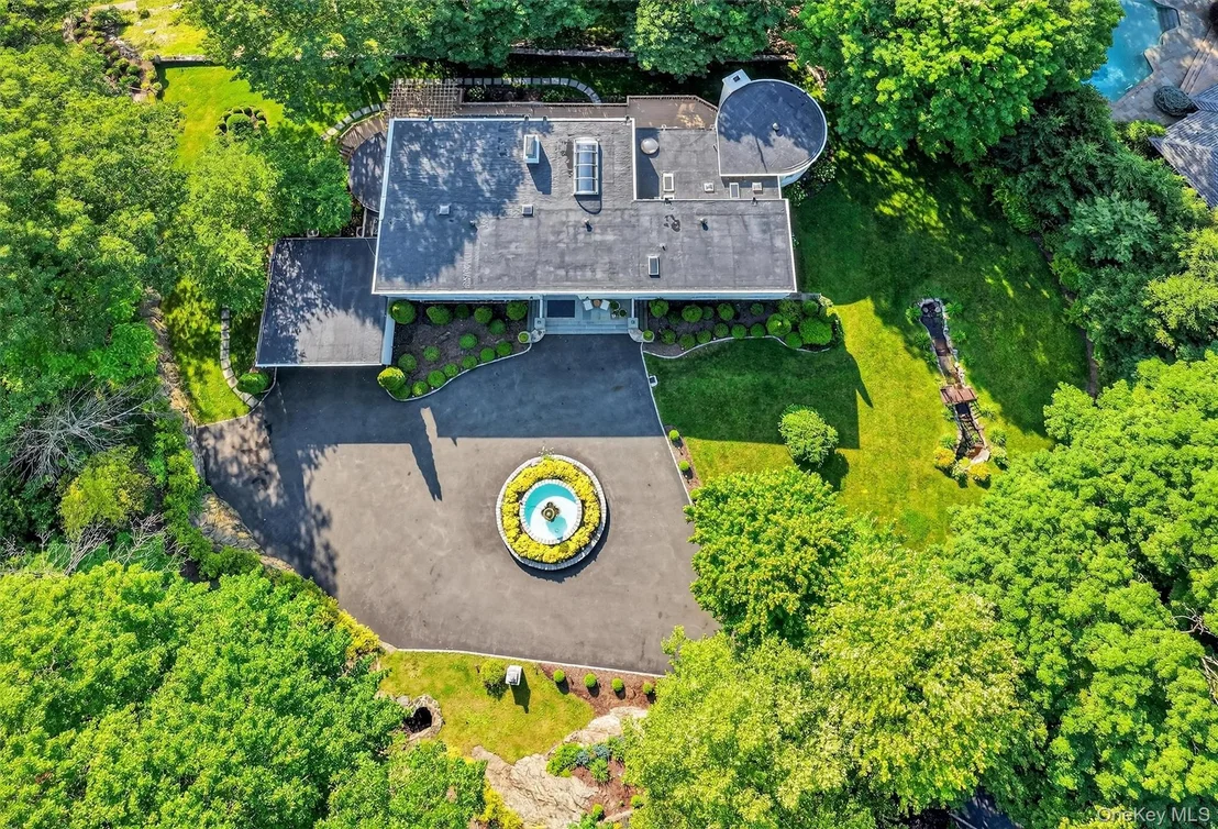 Photo of 65 Round Hill Road