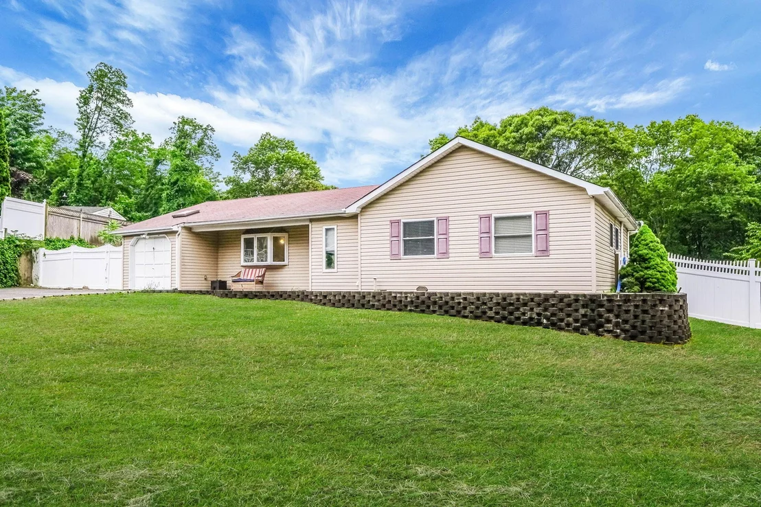 Photo of 8 Peconic Lane
