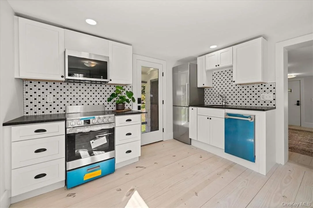 Photo of 2585 River Road