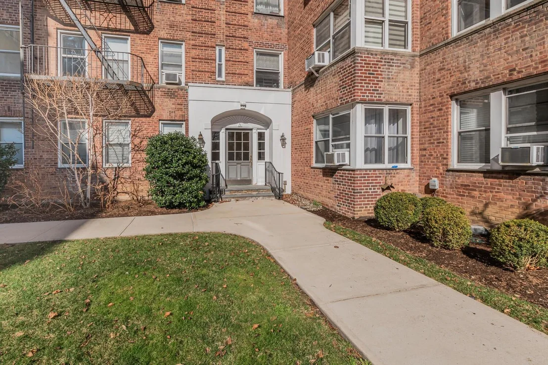Photo of Unit 2K at 1 Bronxville Road