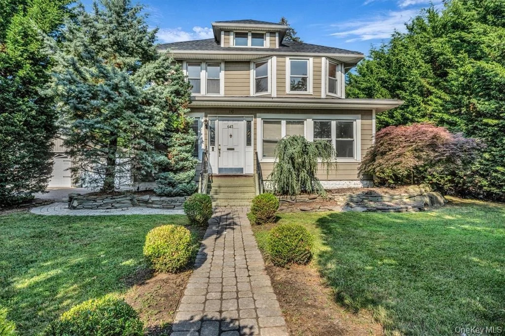 Photo of 643 Deer Park Avenue