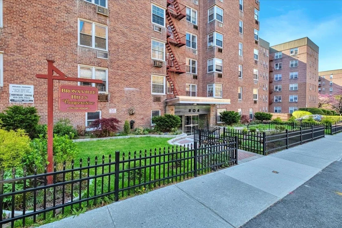Photo of Unit 1A at 804 Bronx River Road