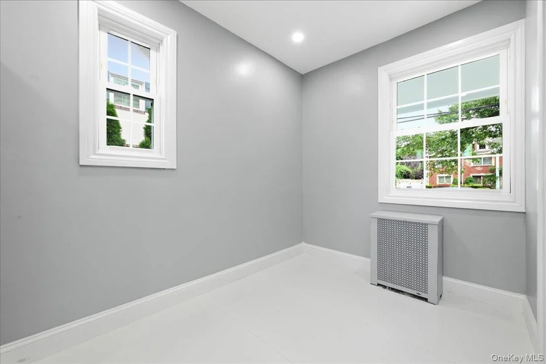 Photo of 415 Leonard Boulevard