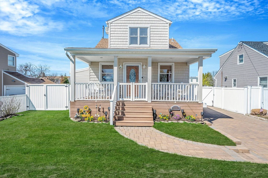 Photo of 320 East Drive