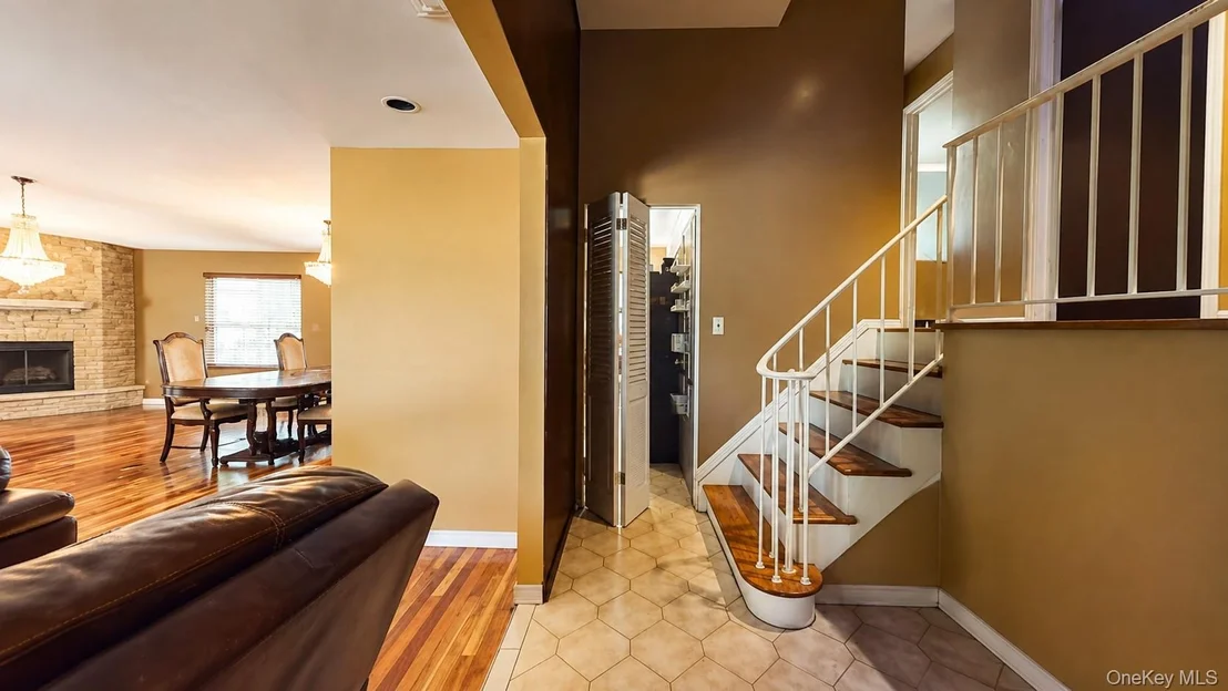 Photo of 336 W Valley Stream Boulevard