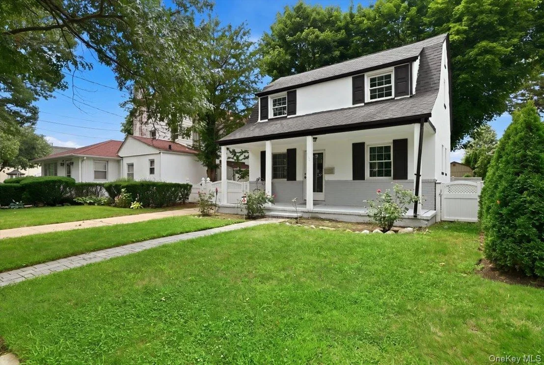 Photo of 415 Leonard Boulevard