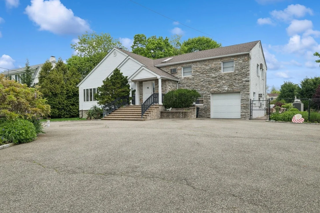 Photo of 2525 Beverly Road