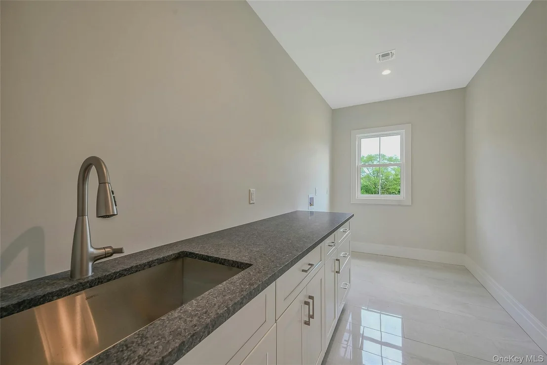 Photo of 107 Cedar Swamp Road