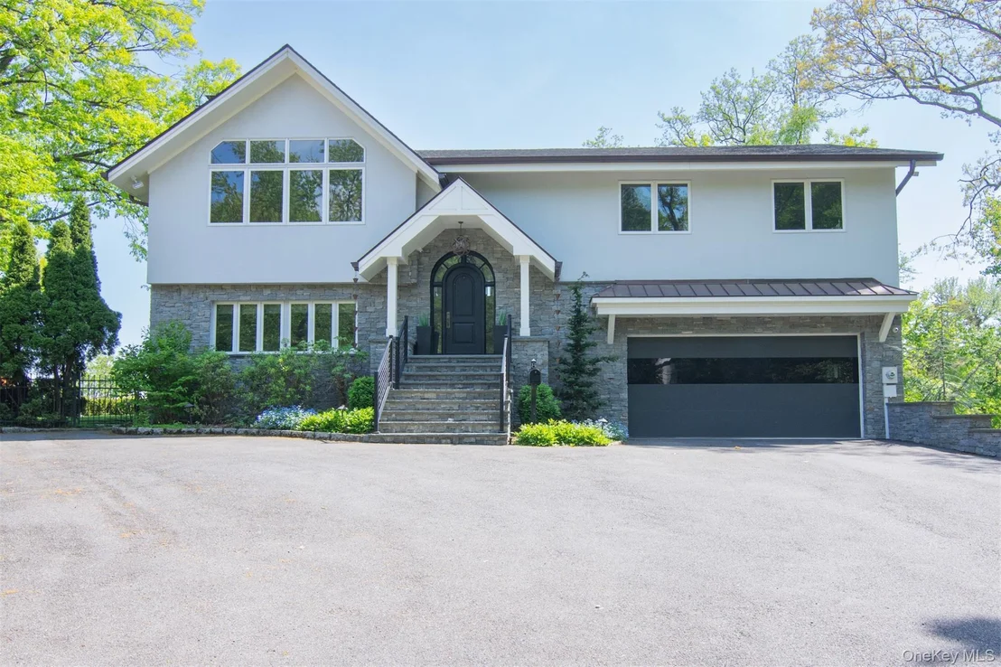 Photo of 8 Shoreview Circle