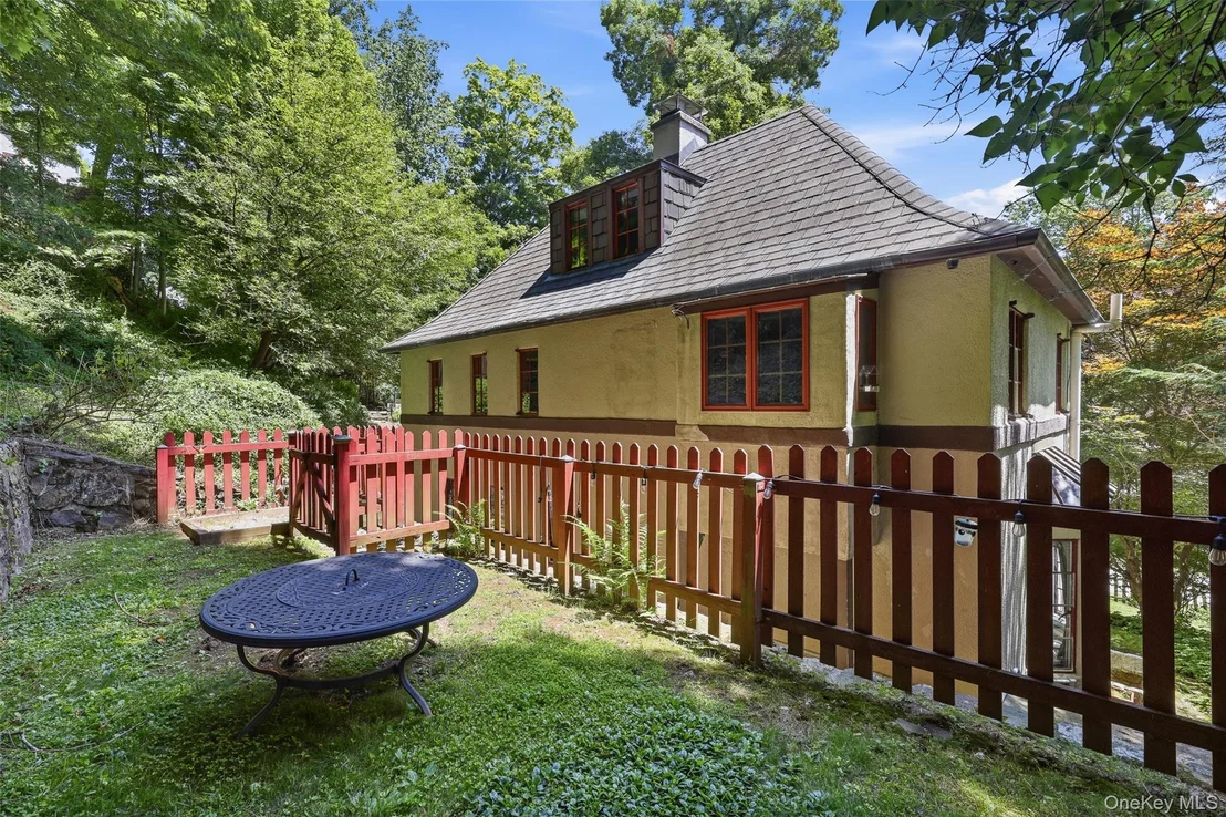 Photo of 220 Mill River Road