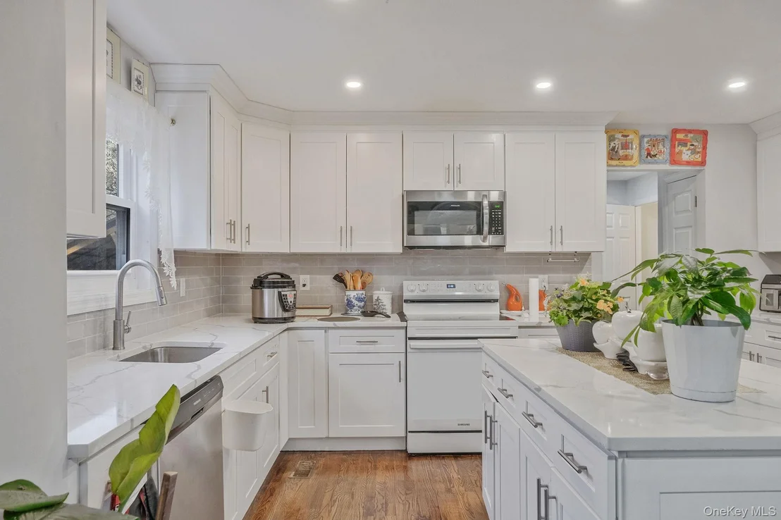 Photo of 231 W Woodside Avenue