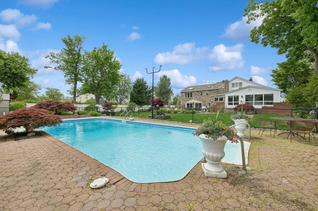 Photo of 2525 Beverly Road