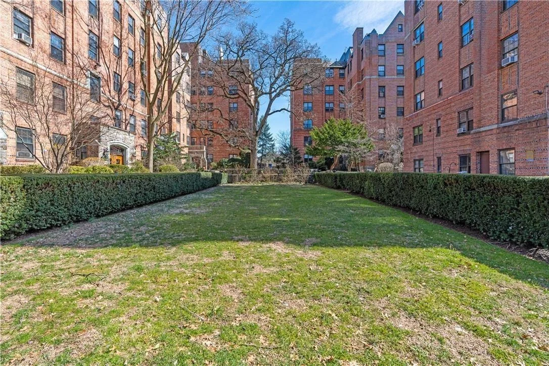 Photo of Unit 6A at 828 Bronx River Road