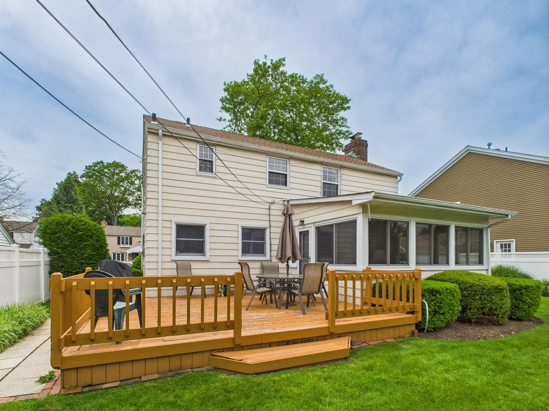 Photo of 76 Crest Road W