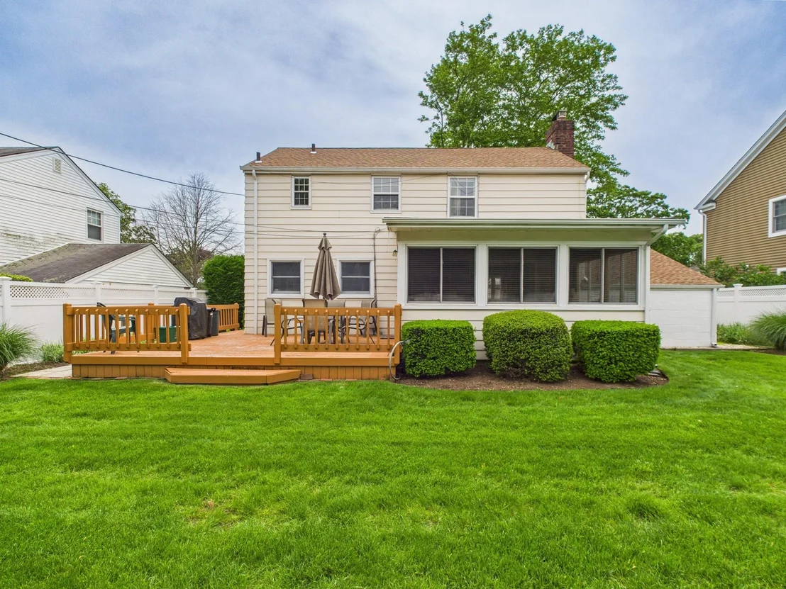 Photo of 76 Crest Road W