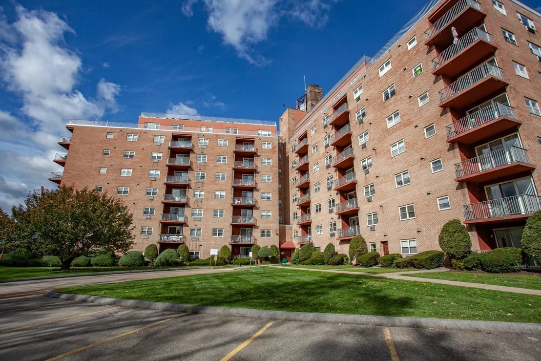 Photo of Unit LL5 at 1 Lakeview Drive
