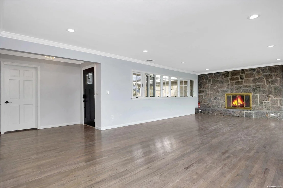 Photo of 324 Clocks Boulevard
