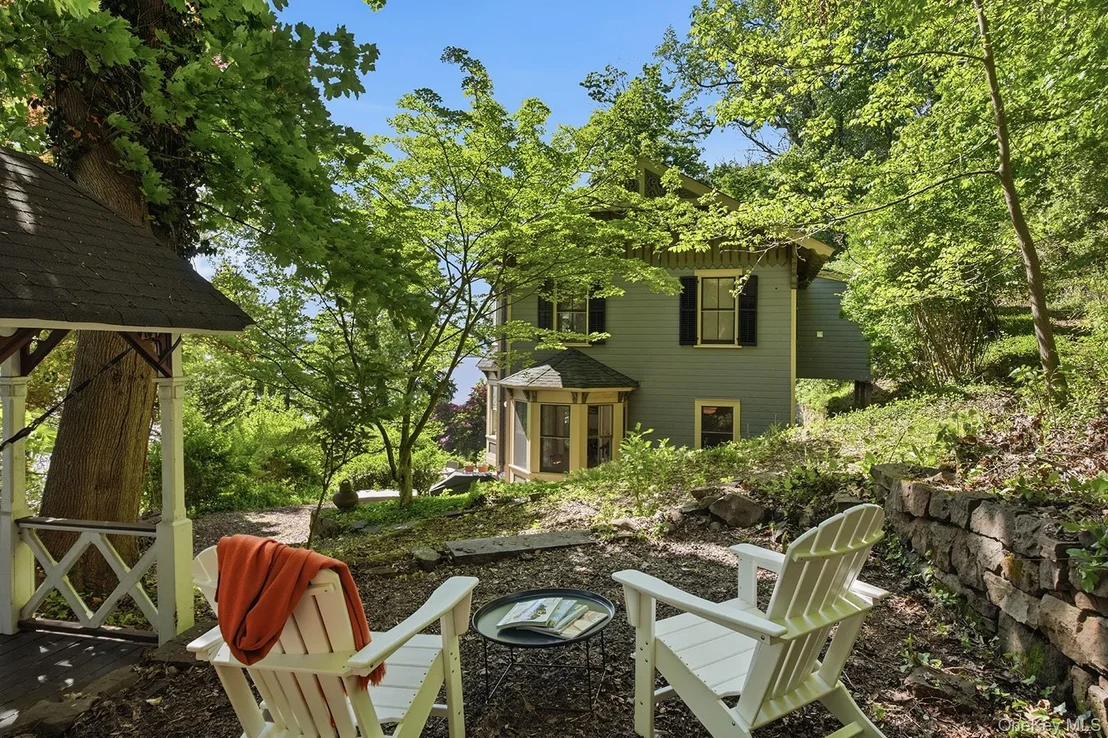 Photo of 215 River Road