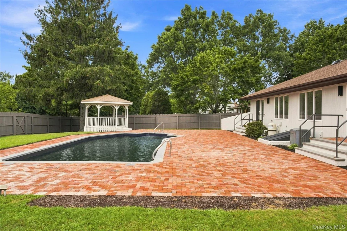 Photo of 177 Herricks Lane