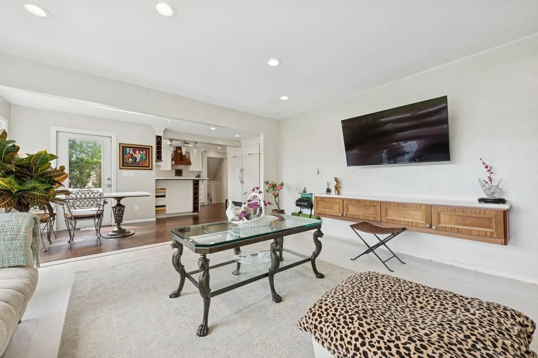 Photo of 2525 Beverly Road