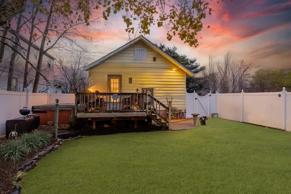 Photo of 2376 Newbridge Road