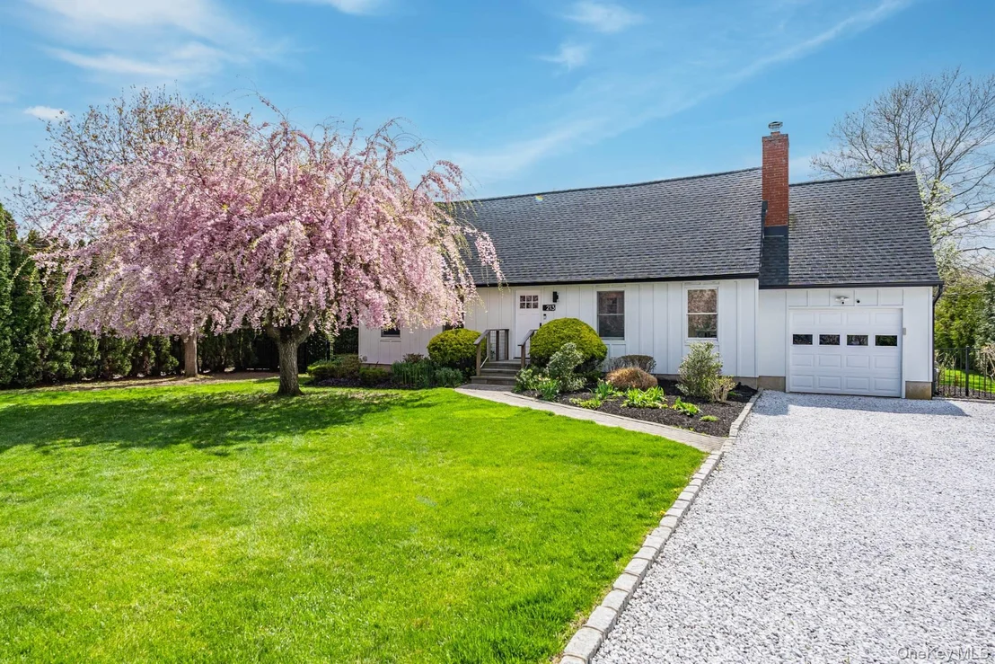Photo of 213 Herricks Lane
