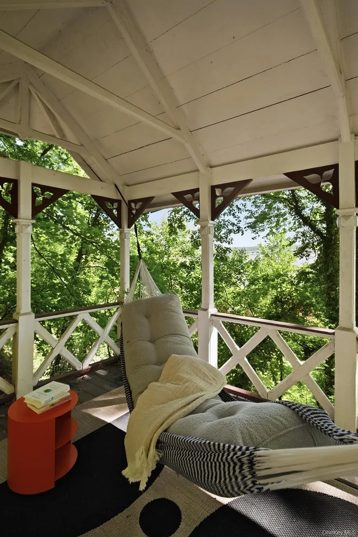 Photo of 215 River Road
