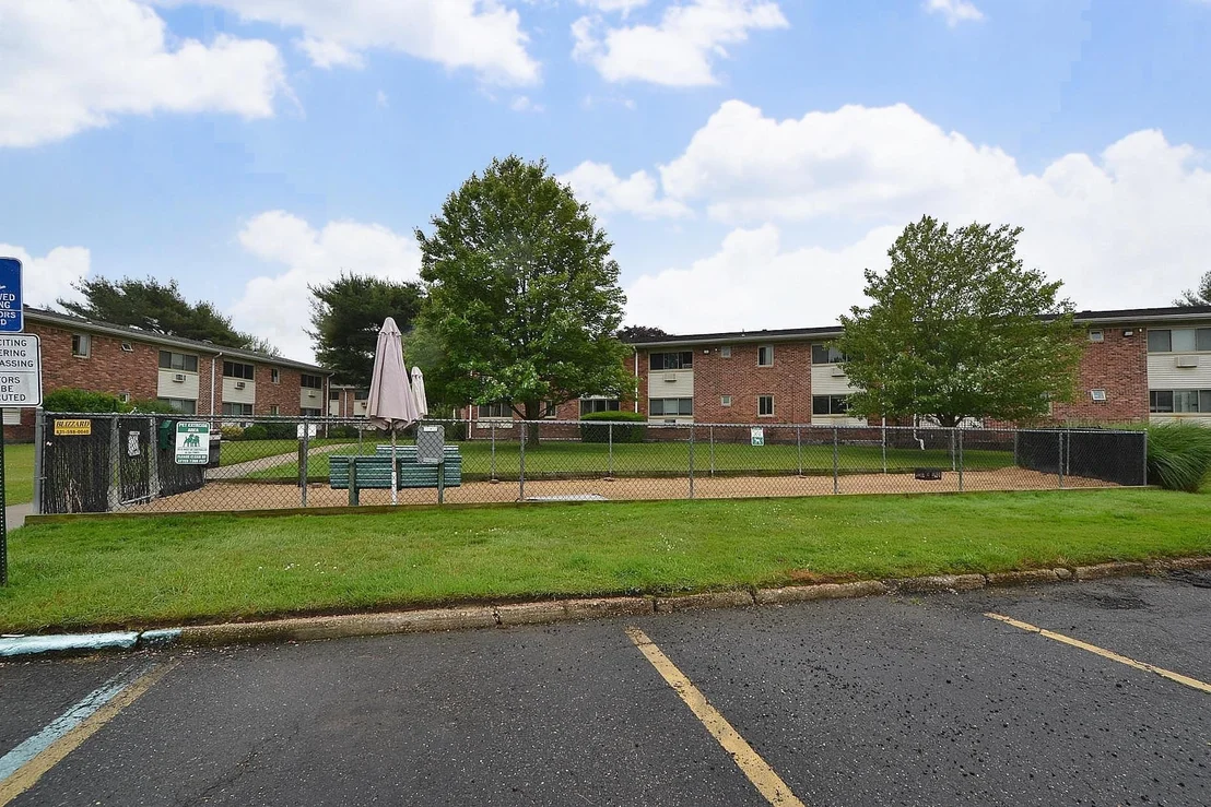 Photo of Unit 39B at 2449 Union Boulevard