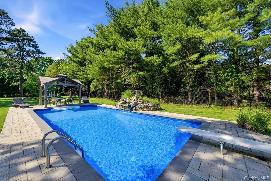 Photo of 9 Ridgefield Drive