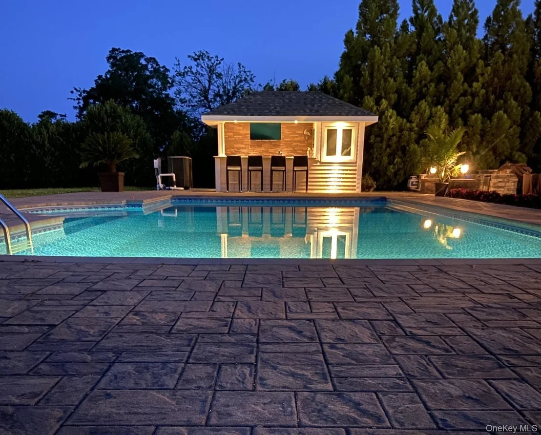 Photo of 65 W Bayberry Road