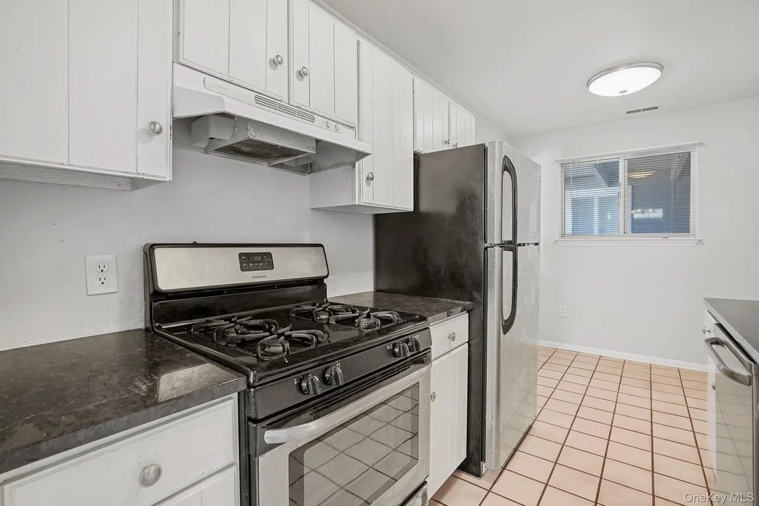 Photo of Unit H at 401 Commons Way