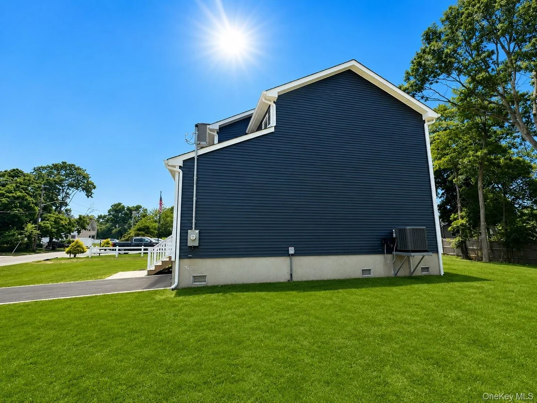 Photo of 7 Edgewater Drive